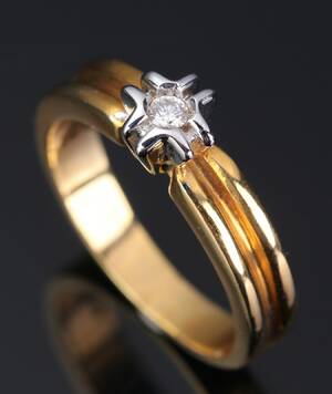 Solitairering i 18 kt med brillant på ca. 0.06 ct