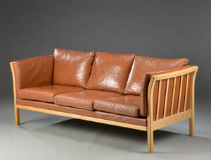 Møbelproducent. Tre-personers sofa med tremmesider