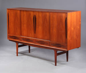 Dansk møbelproducent 1960-erne. Høj skænk af fineret teaktræ