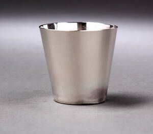 Tage Andersen. Håndsmedet jagtbæger af sterlingsølv