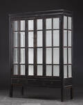 VitrinSkåp i svart antikbehandlat trä