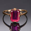 Ring af 14 kt guld med syntetisk rubin