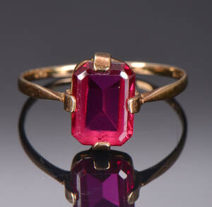Ring af 14 kt guld med syntetisk rubin