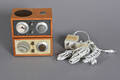 Kloss radio med ur og en model one 2