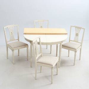 MATGRUPP. Axet-modell, fyra stolar, två ilägg