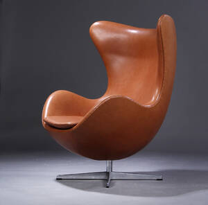 Arne Jacobsen. Hvilestol, Ægget,  valdnødcognacfarvet læder.