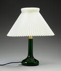 Gunnar Biilmann-Petersen for Le klintHolmegaard. Bordlampe af grønt glas.