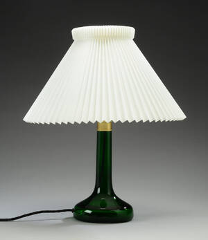 Gunnar Biilmann-Petersen for Le klintHolmegaard. Bordlampe af grønt glas.