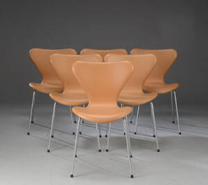 Arne Jacobsen. Seks stole, Syveren, model 3107 6