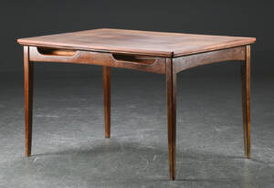 Spisebord, bejdset træ, dansk møbelproducent 