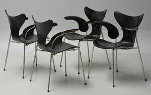 Arne Jacobsen. Sæt på fire armstole, model 3208 Liljen, årg. 2008 4 