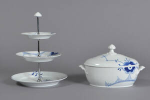 Royal Copenhagen  Kgl. P. Karen Kjældgård-Larsen. Blå Mega Riflet Musselmalet. Terrin samt kageopsats, nr. 182183  627 1. sort. 2