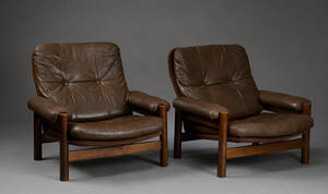 Et par lænestole med stel af mørkpoleret træ. 2.