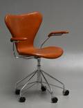 Arne Jacobsen. Kontorstol med armlæn, model 3217 i anilinlæder 