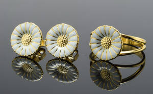 Georg Jensen, Daisy, smykkesæt, par ørestikker og ring med hvid emalje Denne vare er sat til omsalg under nyt varenummer 5034800