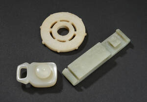 To kinesiske spænder og en skive af jade, 1900-tallet 3 