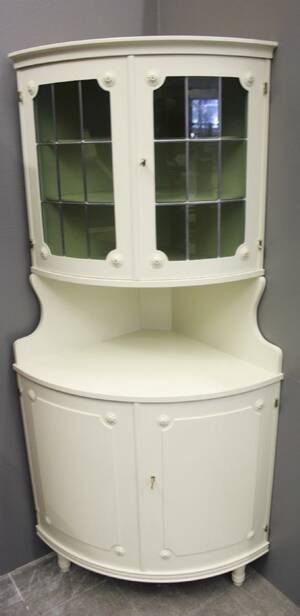 Hörnvitrinskåp, Gustaviansk stil