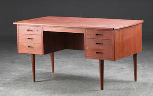 Skrivebord af teak, 1950erne, dansk møbelproducent