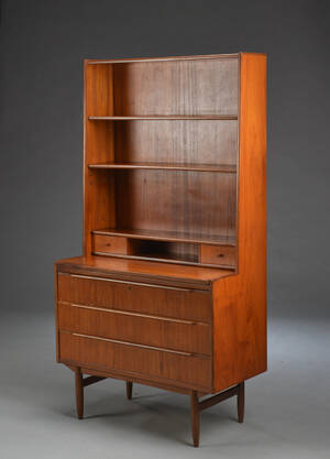 Dansk møbelproducent. Reol af teaktræ