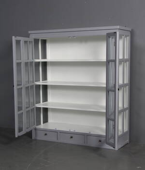 Vitrineskab. Gråbemalet. Denne vare er sat til omsalg under nyt varenummer 4445003