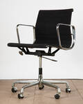 Charles und Ray Eames, Vitra, Modell EA 117 aus der Alu Chair Serie