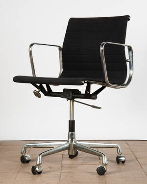 Charles und Ray Eames, Vitra, Modell EA 117 aus der Alu Chair Serie