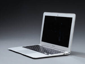 6394. Macbook Air, model A1466, uden harddisk.