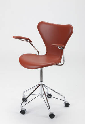 Arne Jacobsen. Kontorstol, model 3217, cognacfarvet læder
