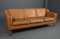 Mogens Hansen. Tre-pers sofa, sandfarvet læder