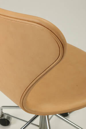 Arne Jacobsen. Kontorstol, model 3117, naturlæder