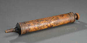 Tysk Universal Staubreiniger af træ dekoreret med blomster og bladværk.