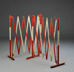2 vejspærringer af hvid og rødlakeret metal  H. 100 cm L. 350cm 2.