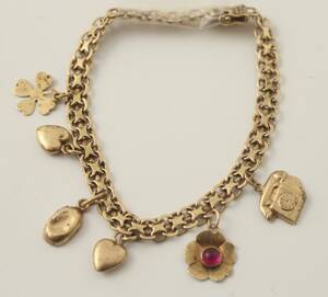 Armband, med berlocker
