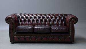 Chesterfield. Tre-personers sofa