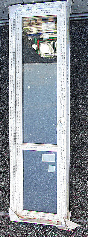 Udvendigt vinduedør med trin, mål ca. 226x63 cm.