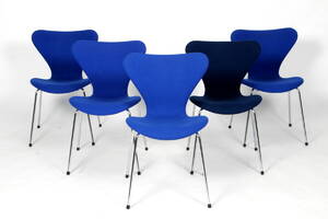 Arne Jacobsen. Sæt på fem fuldpolstrede stole, model 3107 5 