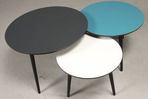 RANDOM. Indskudsborde med farvet laminat med sortlakerede bøgeben 3 