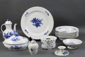 Royal Copenhagen. Dele til Blå Blomst af porcelæn, svejfet og flettet mm. 13