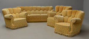 Overpolstret knapsyet sofa og tre lænestole. 1900-tallets midte. 4 Denne vare er sat til omsalg under nyt varenummer 4268426