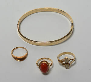 Armring og tre ringe af 14 og 18 kt. guld. 4 Denne vare er sat til omsalg under nyt varenummer 4394817
