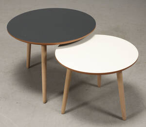 RANDOM. Indskudsborde med farvet laminat med ubehandlede egetræsben 2 