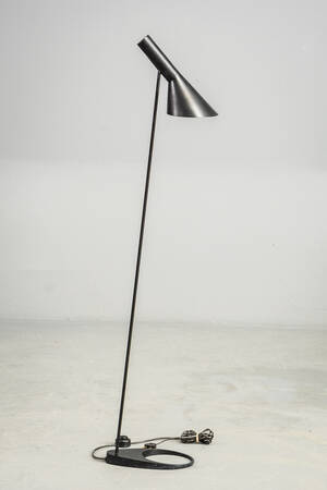 Gulv-  standerlampe, Louis Poulsen, AJ-standerlampe af Arne Jacobsen 