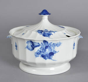 Royal Copenhagen  Kgl. P. Blå Blomst Kantet. Rund terrin m låg, nr. 8532 2. sort. 