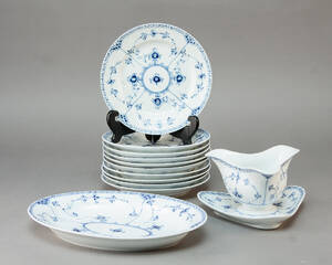 Kgl. Porcelæn  Royal Copenhagen. Musselmalet halvblonde, tallerkener og serveringsdele 11 Denne vare er sat til omsalg under nyt varenummer 4053223