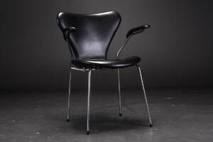 Arne Jacobsen. Syverstol, model 3207 