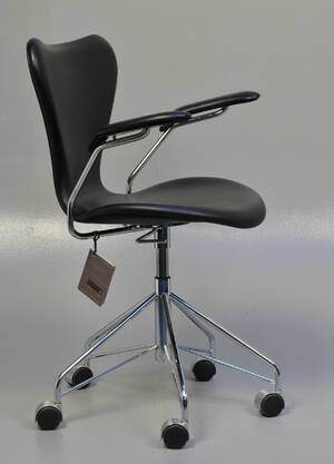 Arne Jacobsen. Kontorstol, model 3217, Brown label med originalt sort læder  Denne vare er sat til omsalg under nyt varenummer 4710765