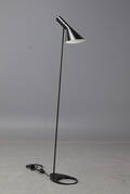 Arne Jacobsen, Louis Poulsen, golvlampa AJ , svart