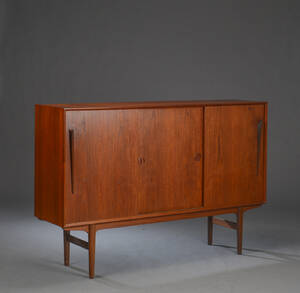 Dansk møbelproducent. Høj skænk af teak.