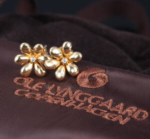 Ole Lynggaard. Blomster brillantørestikker af guld 18 kt. 2 Denne vare er sat til omsalg under nyt varenummer 4194919