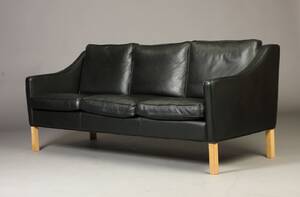 Dansk møbelproducent. Tre-pers. sofa, sort læder